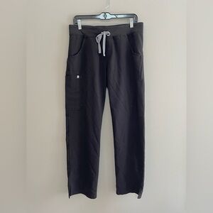 FIGS Women’s Kade Cargo Scrub Straight Leg Pants in Black, size M